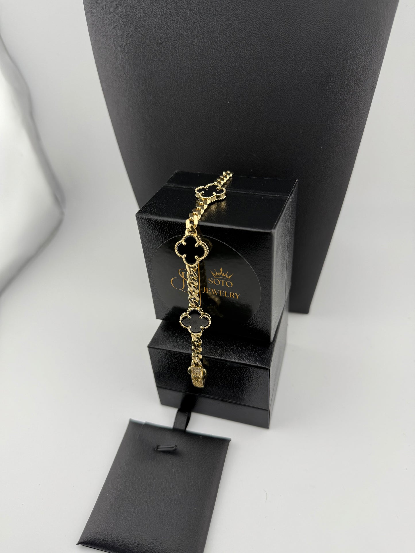 Pulsera de flores negras💍